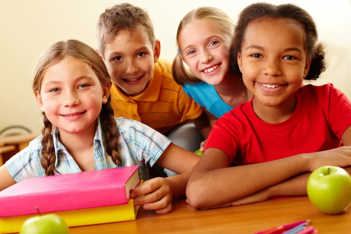 Equipe da Neuron Kids dedicada à educação de idiomas na primeira infância