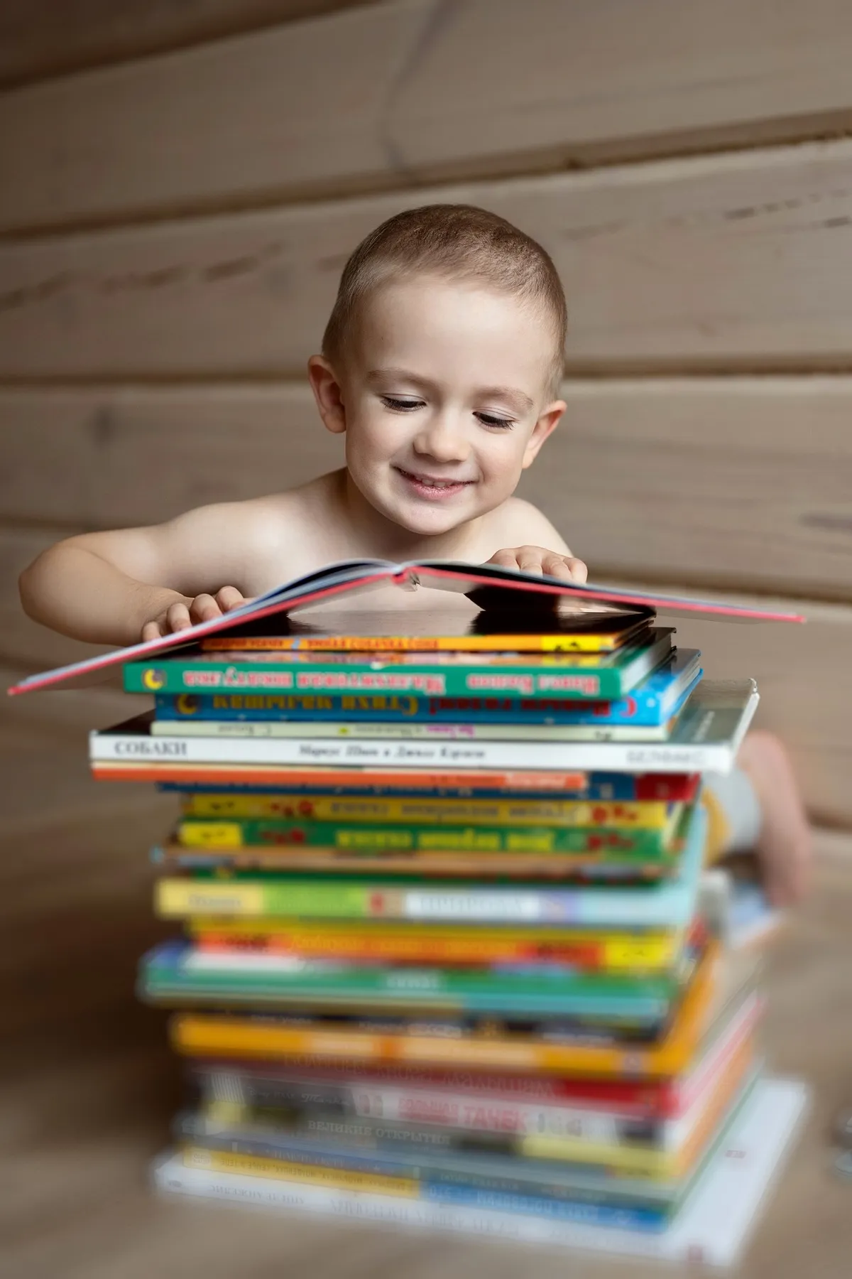 Aliança educacional internacional: parceiros distribuindo métodos de idiomas para a infância